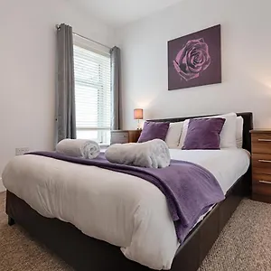 River House With Parking - Tv In Every Bedroom! , Loughor United Kingdom